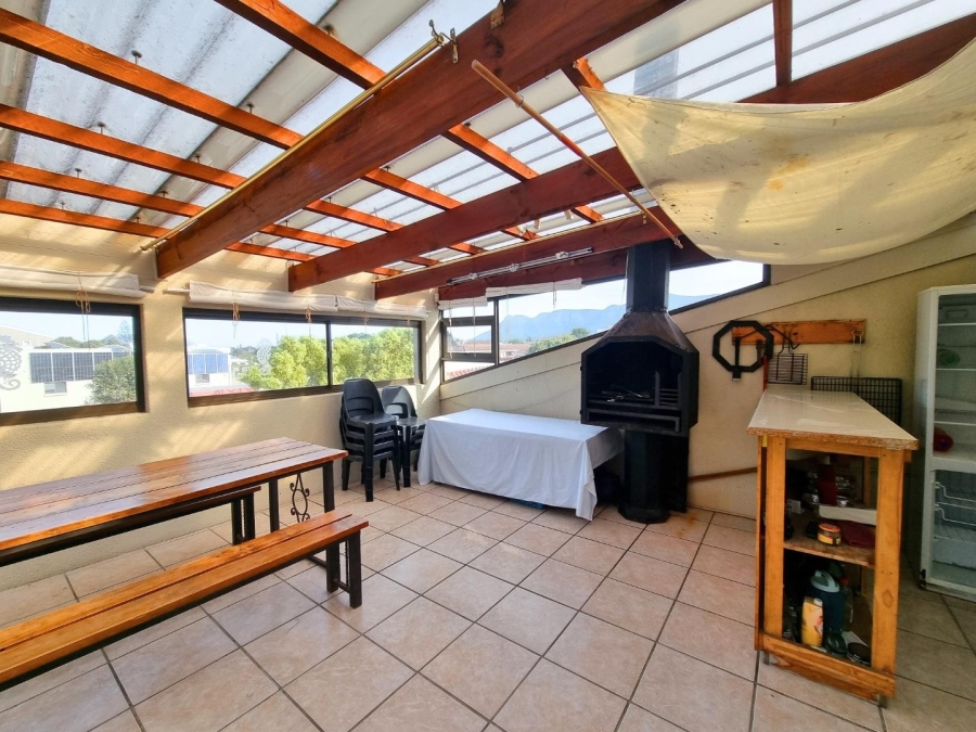 4 Bedroom Property for Sale in Sandbaai Western Cape